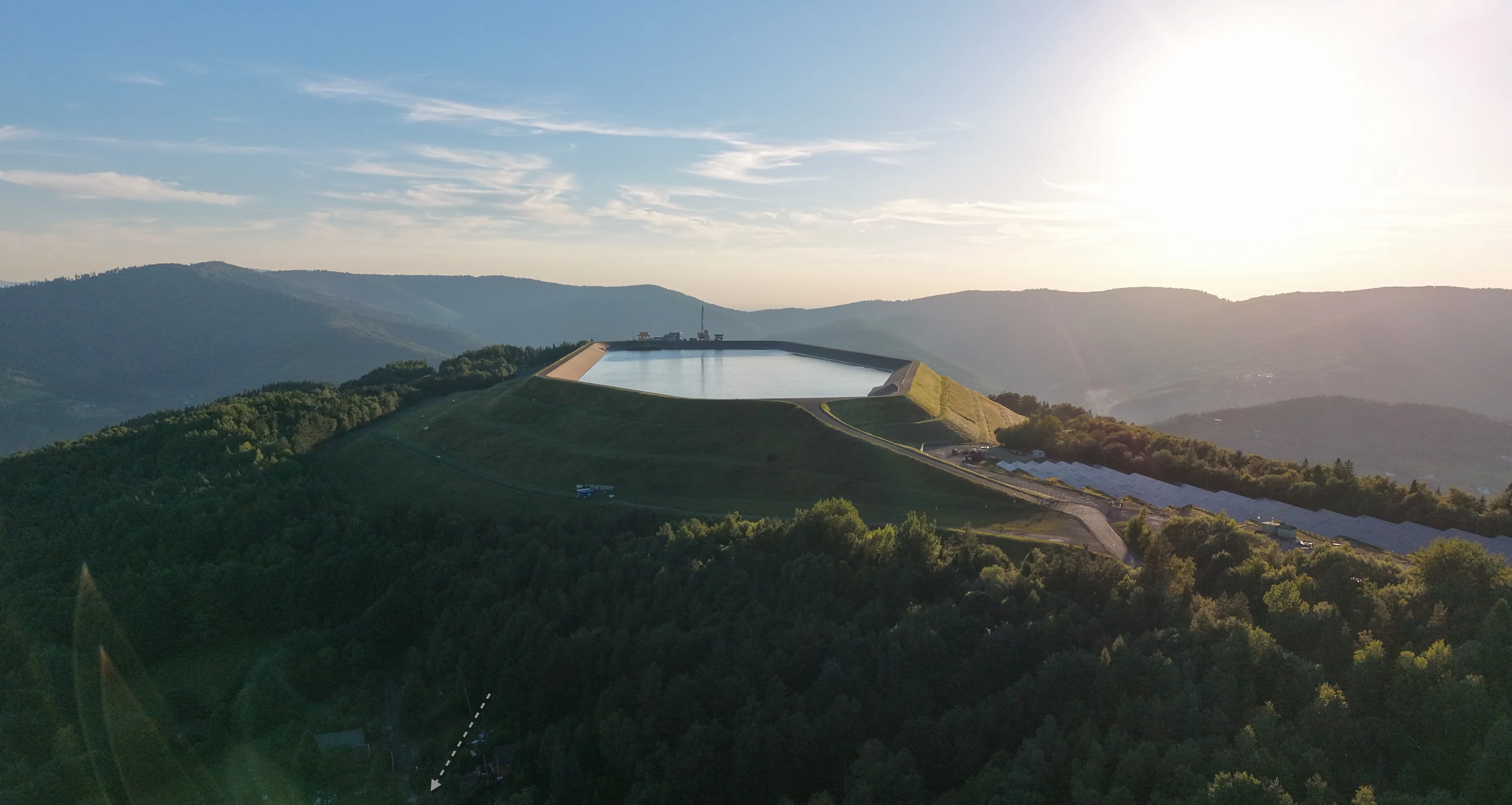 Zbiornik na Górze Żar i panorama Beskidów o zachodzie słońca