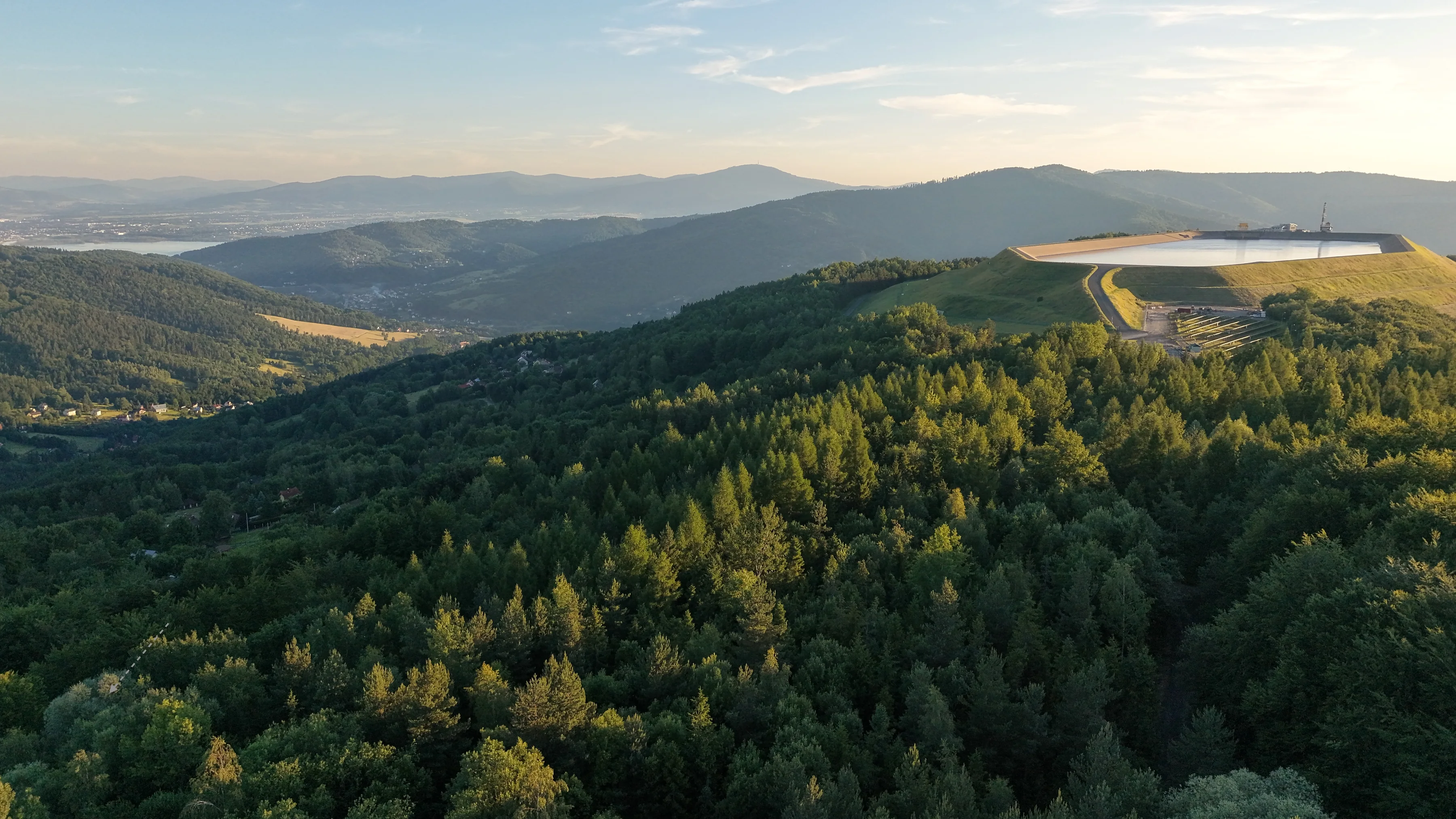 Zbiornik na Żarze z panoramą Beskidu Żywieckiego